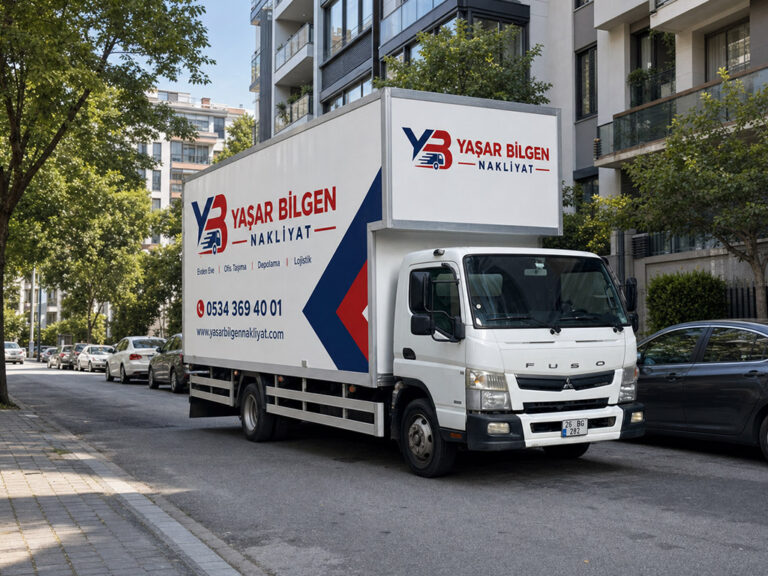 Sokak arasında park halinde duran Yaşar Bilgen Nakliyat yazılı beyaz kapalı kasa kamyon
