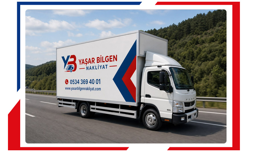 Yol üzerinde seyir halinde olan Yaşar Bilgen Nakliyat yazılı beyaz evden eve nakliyat kamyonu