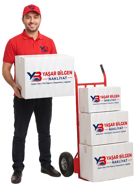 Kırmızı üniformalı nakliye elemanı elinde büyük koli ve arkasında koliler taşıyor